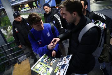 Δεν άφησαν σε... ησυχία τους διεθνείς (pics)