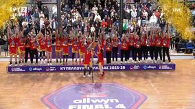 Η στιγμή της απονομής του Κυπέλλου Ελλάδας Γυναικών στον Αθηναϊκό Qualco