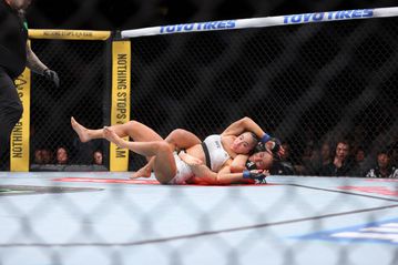 Στιγμές αγωνίας στο ΜΜΑ - Αθλήτρια έμεινε αναίσθητη με ανοιχτά μάτια μετά από λαβή