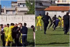 Χαμός στο Εορδαϊκός – Αστέρας Πετριτή: Έκαναν «ντου» στον διαιτητή, αποχώρησε με τη συνοδεία αστυνομικών (vids)