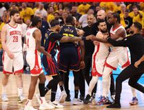 Χάος στον αγώνα Ουόριορς- Ρόκετς: Πιάστηκαν... στα χέρια οι παίκτες κερδίζοντας όλοι από μια τεχνική ποινή (vid)