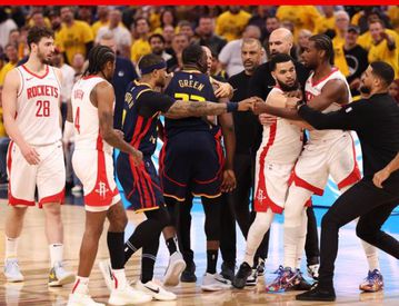 Χάος στον αγώνα Ουόριορς- Ρόκετς: Πιάστηκαν... στα χέρια οι παίκτες κερδίζοντας όλοι από μια τεχνική ποινή (vid)