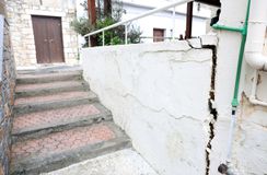 Ηράκλειο: Μεγαλώνουν τα ρήγματα στις Βούτες – Εννέα σπίτια κρίθηκαν ακατάλληλα και εκκενώθηκαν