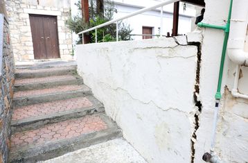 Ηράκλειο: Μεγαλώνουν τα ρήγματα στις Βούτες – Εννέα σπίτια κρίθηκαν ακατάλληλα και εκκενώθηκαν