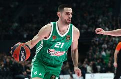 Τρίποντο στον έρωτα: Αυτή είναι η σύντροφος του Ιωάννη Παπαπέτρου