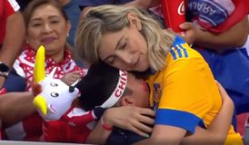 Συγκινητική στιγμή στο Μεξικό: Μητέρα οπαδός της Τίγκρες αγκάλιασε και παρηγόρησε τον γιο της που είναι υποστηρικτής της Τσίβας (vid)