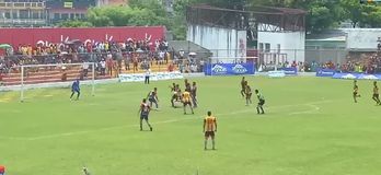 Τραυματιοφορείς πέταξαν σαν «σακί» παίκτη, επειδή έκανε καθυστερήσεις σ' επικό ματς στη Γουατεμάλα! (vid)