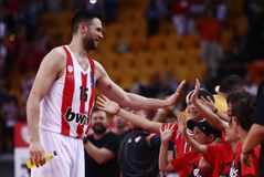 Ο μπασκετικός Ολυμπιακός έγινε «καταφύγιο» για τους οικογενειάρχες οπαδούς