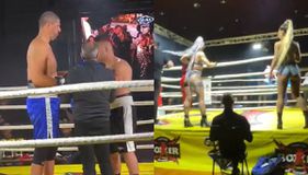 Μεγάλη νίκη στο ρινγκ για τον μποξέρ Λάζαρο Παπαδόπουλο με παρουσιαστή τον Πέτρο Πολυχρονίδη - «Μην γελάς ρε! Παίξε!» (vid)