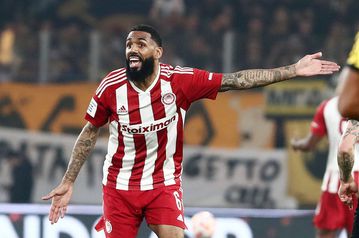 Εμβιλά: «Είμαι ελεύθερος και εξετάζω προσεκτικά όλα τα δεδομένα, με έχουν πλησιάσει κάποια αραβικά κλαμπ»