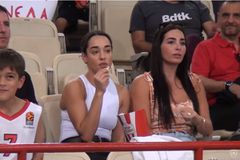 Με αποθέωση, χορό Πάπας και... Νικόλ Ελευθεριάδου η παρακάμερα του Ολυμπιακός - ΠΑΟΚ (vid)