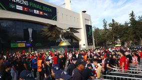 Αστυνομία παντού με εκπαιδευμένους σκύλους και αυστηροί έλεγχοι στους οπαδούς του Ολυμπιακού (gallery)