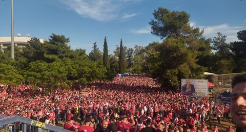 Η απόλυτη φωτογραφία για την... τρέλα των Ολυμπιακών: Δείτε τη λαοθάλασσα στο ΣΕΦ (pic)