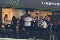 Οι έξαλλοι πανηγυρισμοί του Βαγγέλη Μαρινάκη μετά τη λήξη του τελικού (gallery)