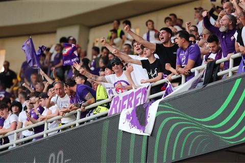 Οι οπαδοί της Φιορεντίνα στις εξέδρες της Opap Arena (pic/vid)