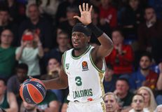 Εξαιρετικό τέταρτο δεκάλεπτο και προβάδισμα για τη Ζάλγκιρις κόντρα στη Γιόναβα