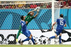 «H στιγμή που έκανε τον Νάβας θρύλο»: Η FIFA θυμήθηκε το χαμένο πέναλτι του Γκέκα (vid/gallery)