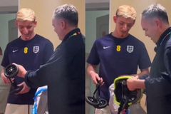 Ο Άντονι Γκόρντον χτύπησε πέφτοντας από το ποδήλατο και του έκαναν δώρο... βοηθητικές ρόδες και κράνος