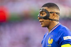 Γαλλία: Με νέα μάσκα εμφανίστηκε στην προπόνηση της ομάδας ο Κιλιάν Εμπαπέ