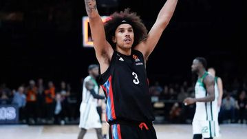 Η Παρί αποχαιρέτησε τον Γουόρντ που έρχεται στον Ολυμπιακό (vid)