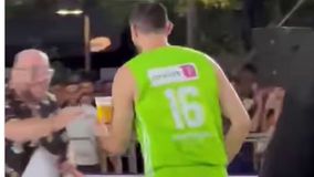 Ο Παπανικολάου σέρβιρε μπύρα τον Λαμπρόπουλο στη Σύρο (vid)