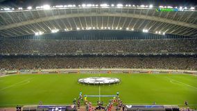 Μαγική εικόνα: Σεντόνι στη μέση, 60.000 flash και ηχητικό φόντο ο ύμνος του Champions League