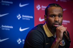 Ένας... πάνθηρας στα «Μπλαουγκράνα»: Η πρώτη εικόνα του Κέβιν Πάντερ με τη φανέλα της Μπαρτσελόνα