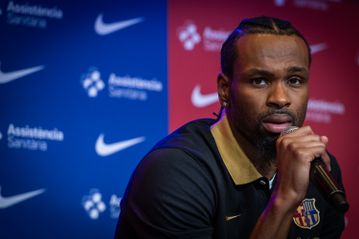 Ένας... πάνθηρας στα «Μπλαουγκράνα»: Η πρώτη εικόνα του Κέβιν Πάντερ με τη φανέλα της Μπαρτσελόνα