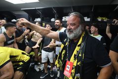 Ο Ηλιόπουλος «τρελάθηκε» με την ατμόσφαιρα στα αποδυτήρια της ΑΕΚ και έδωσε πριμ στο... πριμ