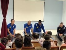 Αυτόγραφα και χαμόγελα από τους παίκτες της Λαμίας σε δημοτικό σχολείο