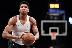 Ο Αντετοκούνμπο έστειλε μήνυμα στον Λίλαρντ: «Πάμε να πάρουμε το... γ@μ#μ*νο πρωτάθλημα»