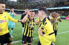 Η αποθέωση στον Μάνταλο και το φιλί του Ηλιόπουλου (vid)