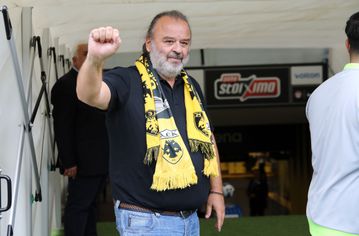 Ο Ηλιόπουλος βρέθηκε ανάμεσα σε οπαδούς και εξήγησε πως άλλαξε όλη η εικόνα της ΑΕΚ