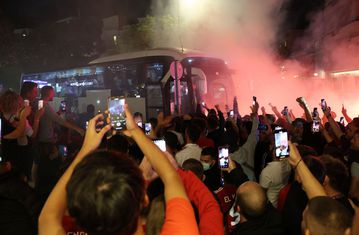 Θερμή υποδοχή από τους φίλους του Ολυμπιακού στην αποστολή στο Ηράκλειο (gallery)