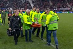 Η κίνηση του Ντοστ που ηρέμησε τον πλανήτη: Σήκωσε το χέρι του πάνω στο φορείο