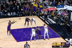 Η πιο... άβολη ελεύθερη βολή: Ο ΛεΜπρόν ήθελε να αστοχήσει επίτηδες, αλλά το παράκανε! (vids)