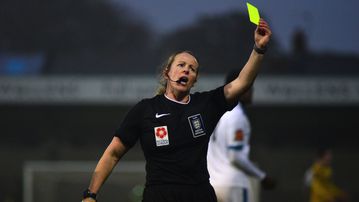 Πρόστιμο σε ποδοσφαιρική ομάδα για σεξιστικό σύνθημα οπαδών προς γυναίκα διαιτητή