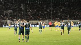 Σύλληψη πατέρα για χρήση φωτοβολίδων από τον ανήλικο γιο του στο Παναθηναϊκός -Αστέρας Τρίπολης