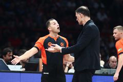 Ξέσπασμα Μπαρτζώκα μετά την τεχνική ποινή: «Επιθετικό φάουλ και μ@@@κίες»