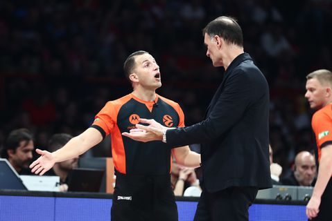 Ξέσπασμα Μπαρτζώκα μετά την τεχνική ποινή: «Επιθετικό φάουλ και μ@@@κίες»