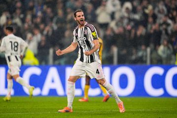 Η Κόμο με γκολ Δουβίκα νίκησε και ανέβηκε στην τετράδα - Νίκες και για Γιουβέντους, Ρόμα