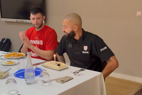 Γενέθλια με τούρτα-έκπληξη για τον Εβάν Φουρνιέ πριν το ματς με τη Μονακό (vid)