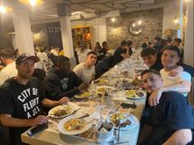 Γεύμα στην ανδρική και τη γυναικεία ομάδα ποδοσφαίρου από τον Αστέρα Τρίπολης