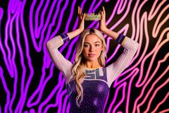 Η Ολίβια Νταν ποζάρει και πάλι για το εξώφυλλο του Sports Illustrated (vid)