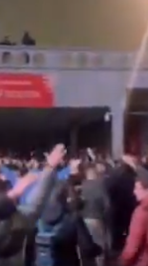 Στήριξη στον Ομπράντοβιτς από τους οπαδούς - Αποδοκιμασίες κατά της διοίκησης έξω από την προπόνηση της Παρτιζάν (vid)