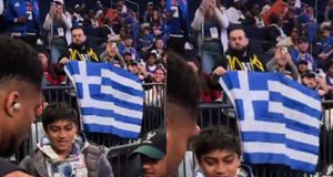 Οπαδός της ΑΕΚ έκλεψε την παράσταση στην επιστροφή του Γιάννη (vid)