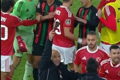 Χαμός στο Μαρόκο: Οπαδοί πέταξαν αιχμηρό αντικείμενο στον αγωνιστικό χώρο και βρέθηκε στα χέρια των παικτών