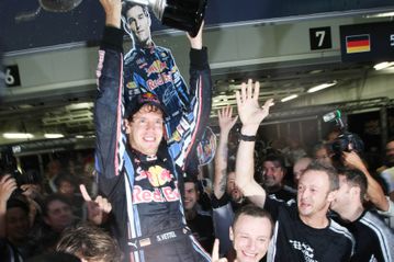 Ο πρώτος τίτλος του Φέτελ δίνει ελπίδα σε Φερστάπεν και Πιάστρι