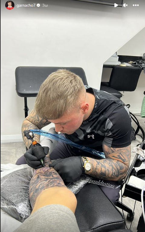 O Aλεχάντρο Γκαρνάτσο κάνει τατουάζ και εξοργίζει τους φίλους των κόκκινων διαβόλων