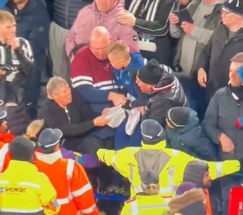Εικόνες ντροπής στην Αγγλία: Γυναίκα προσπαθεί να αρπάξει τη φανέλα ποδοσφαιριστή από παιδί (vid)